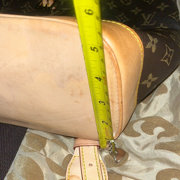 πΉπ€β’ 𫦠Louis Vuitton x GM x Lux for Thine Back Vibes - Picture 4 of 16